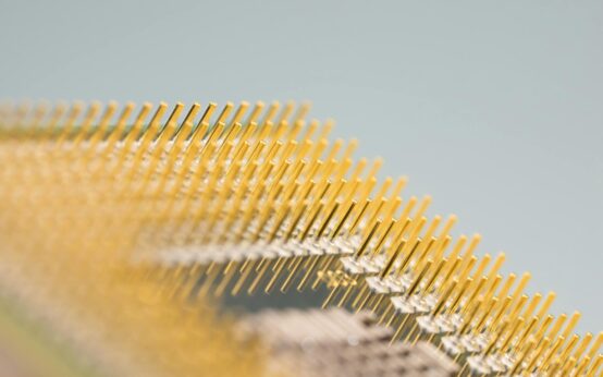 Abstract image representing the network of connections built through a profitable online course.