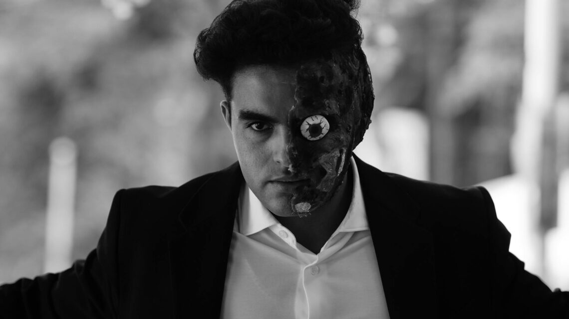 Abstract image representing the complexities of navigating organizational change, highlighting the need for strategic leadership.