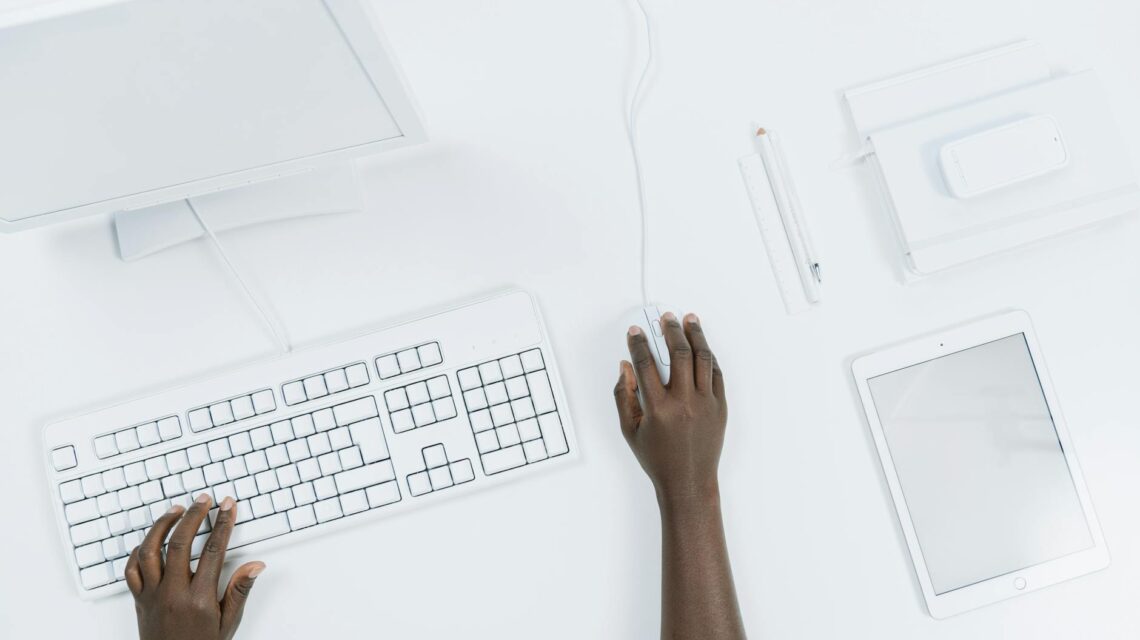 Organized workspace illustrating the effectiveness of online freelance tools for managing a freelance career.