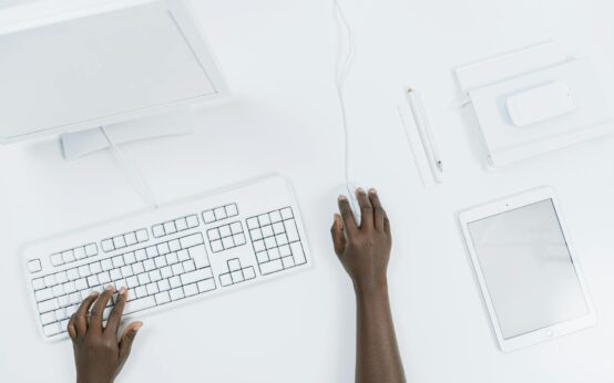 Organized workspace illustrating the effectiveness of online freelance tools for managing a freelance career.